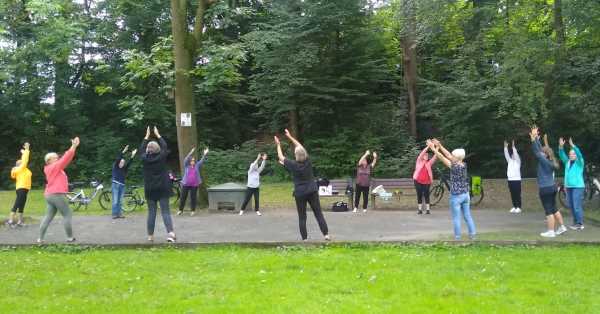 Sommer 2024, Kursteilnehmer beim Sport im Park